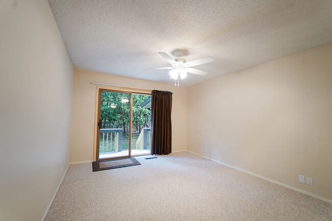 Building Photo - Move-in ready Townhome in a quiet neighbor...