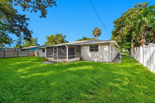 Building Photo - 791 Lindenwood Cir E