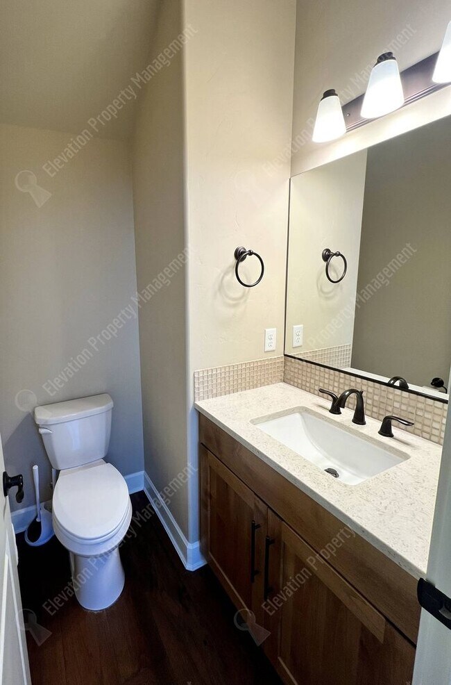 Building Photo - 4 BR - 2.5 BA Luxury Golf Course Living on...