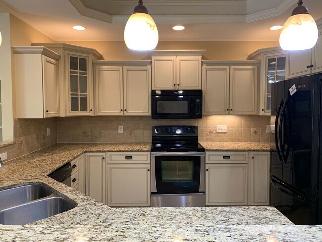 Building Photo - BEAUTIFUL 3 BED/2.5 BATH TOWNHOUSE!!