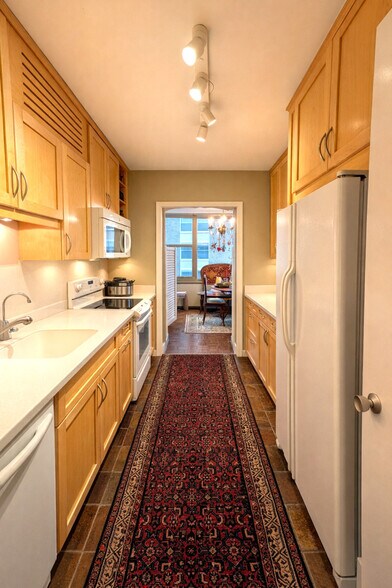 Building Photo - 360 W Wellington Ave