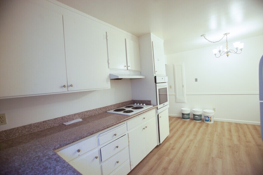 Building Photo - 621 Grand Fir Ave