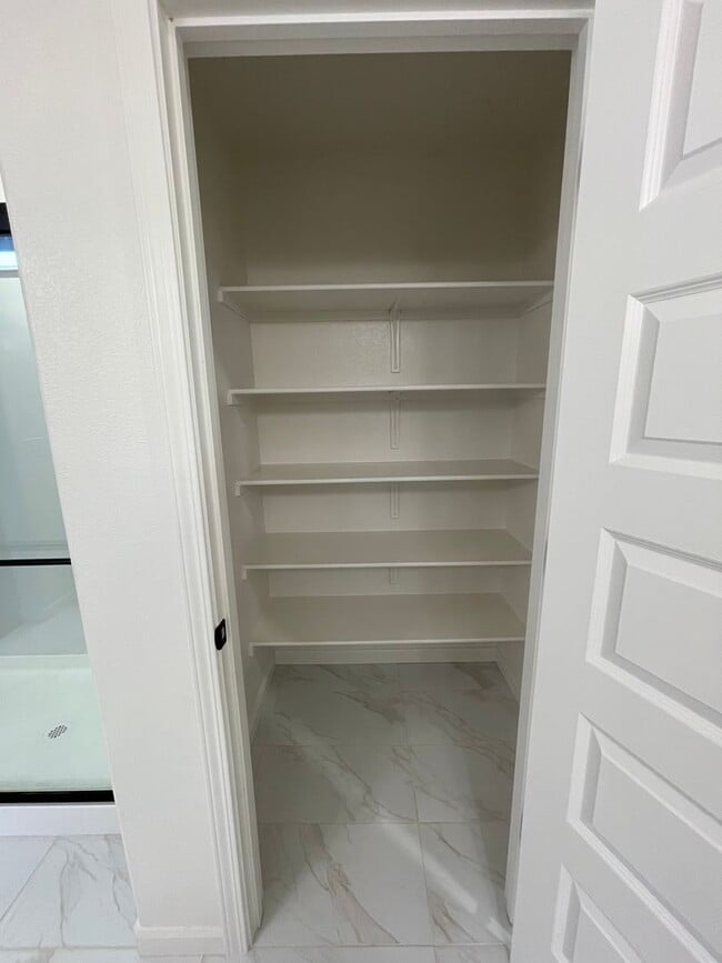 Building Photo - Beautiful new home with open floor plan av...