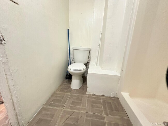Building Photo - 82 Waring Pl