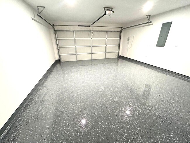 Building Photo - 211 Sierra Strm Ln