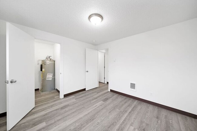 Building Photo - 3 bedroom 1 bath in heart of Milwaukie