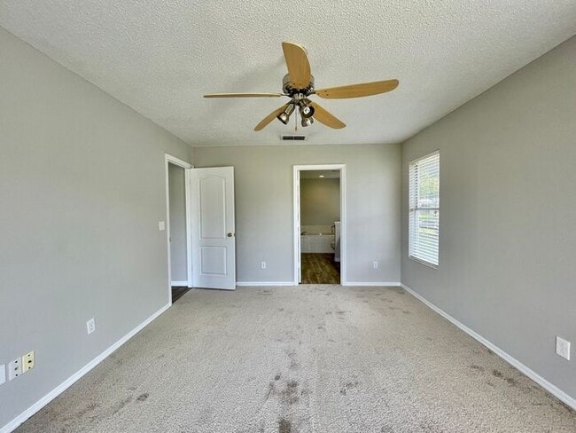 Building Photo - Cute 4/2 EAST Orlando Home in Wedgefield!