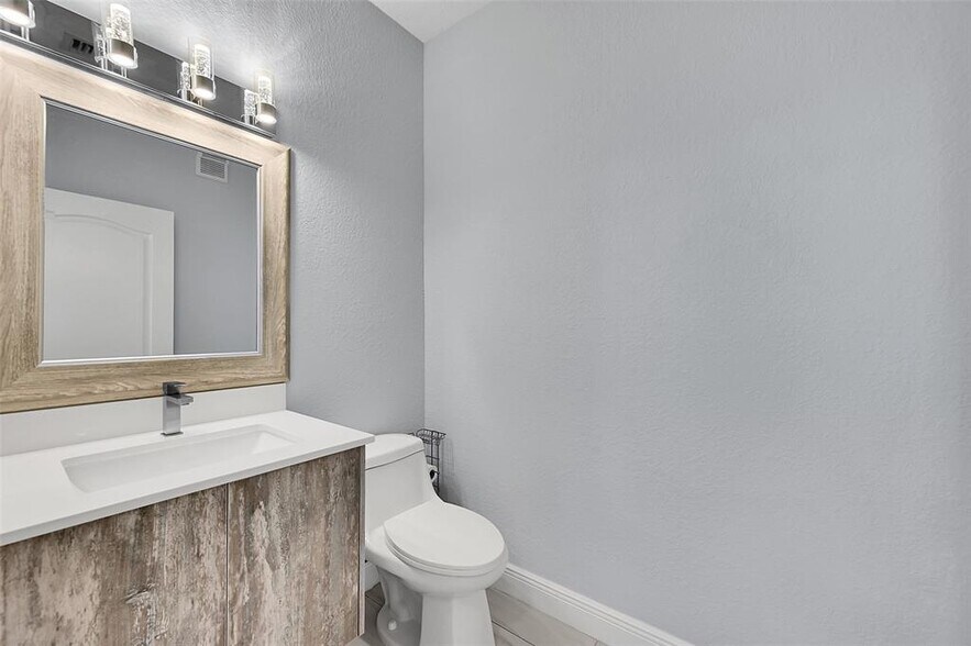 Building Photo - 150 Jacaranda Country Club Dr