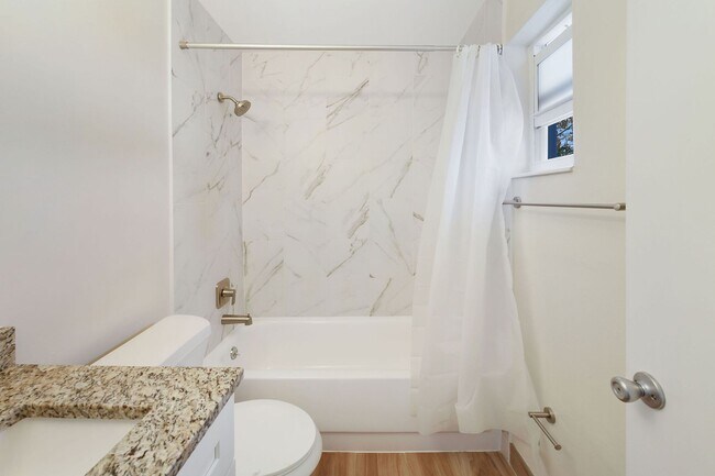 Building Photo - Newly Renovated spacious one bedroom one b...
