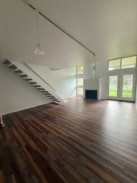 Building Photo - 1051 Danby Rd