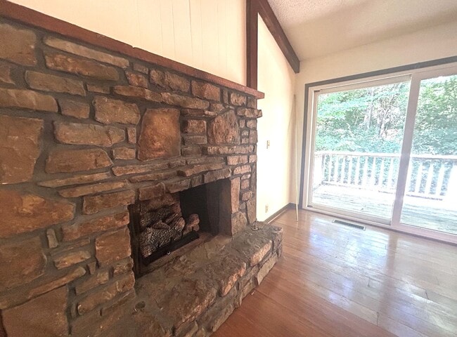 Building Photo - Two Bedroom Cottage Style Home Nestled in ...