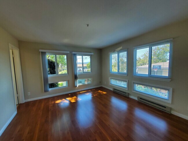 Building Photo - Spacious 2 bedroom 2 bath condo with perfect floor plan