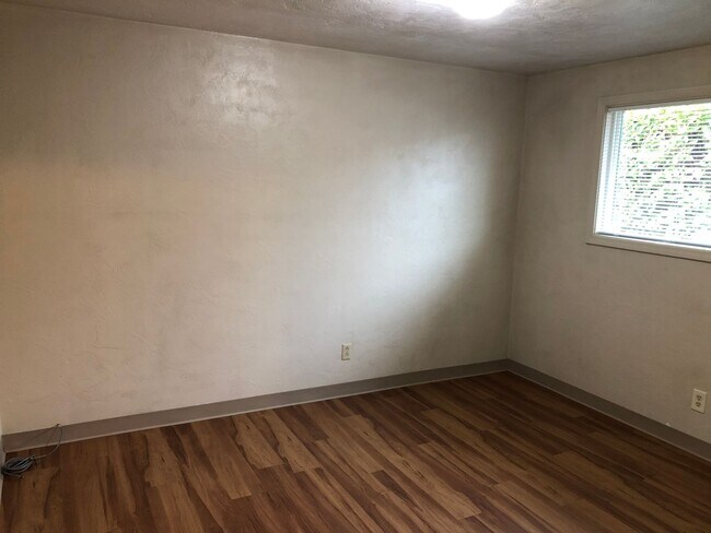 Building Photo - Updated 3 bedroom 1 bath house in Springfi...
