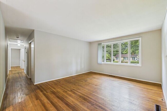 Building Photo - NW Brick Home in the Desirable Guilford Hi...