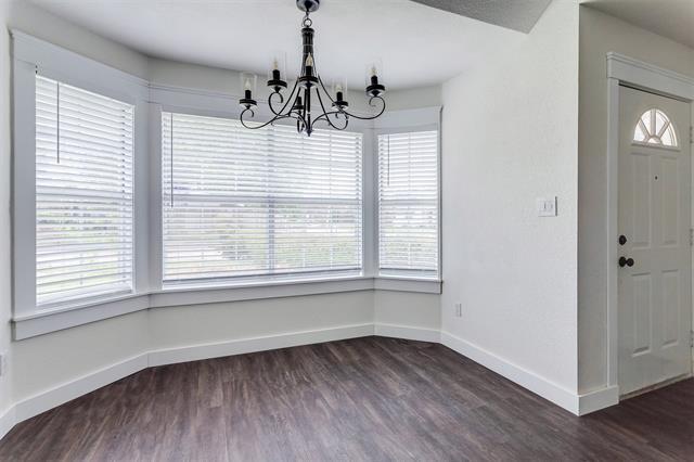 Building Photo - 5922 Royalcrest Dr