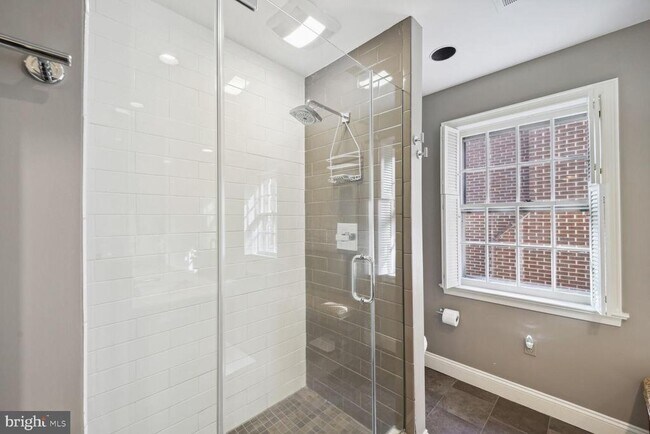 Building Photo - 4373 Westover Pl NW