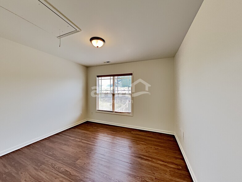 Building Photo - 1119 Bridlemine Dr