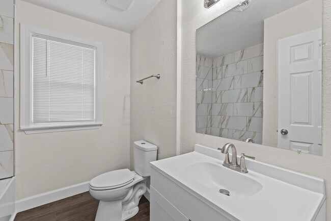 Building Photo - Cozy 2-Bedroom Duplex Apartment in Norfolk