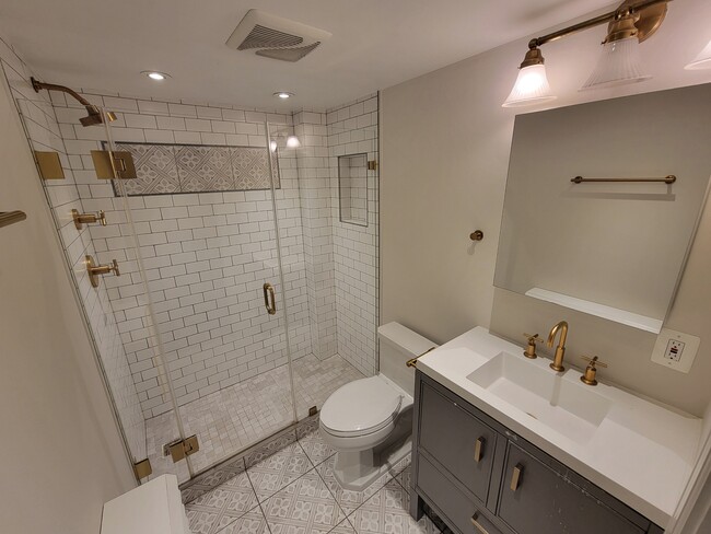 Building Photo - 210 8th St SE