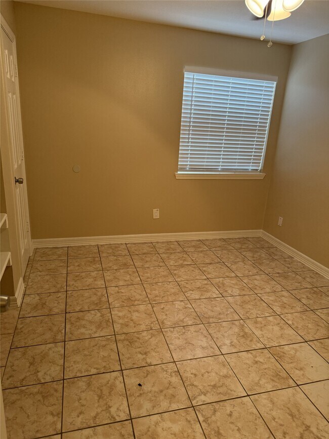 Building Photo - 712 Memorial Mews St