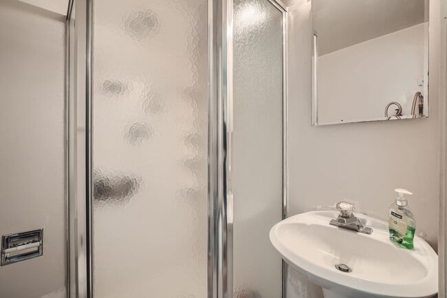Building Photo - Ideally Located 3 Bed 2 Bath Lake Forest P...