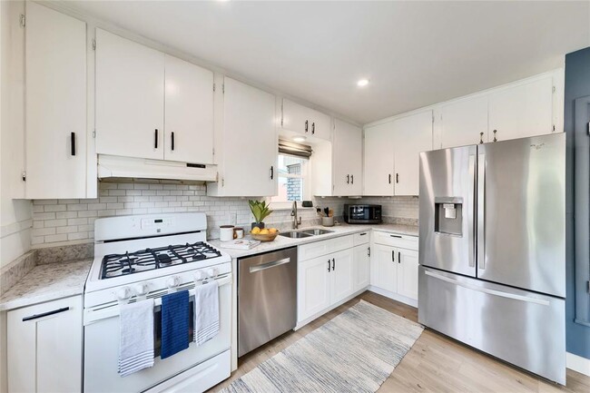 Building Photo - 2102 Bristol Dr