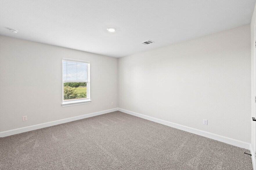 Building Photo - 244 Live Oak Ln