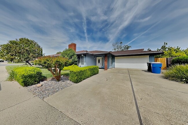 Building Photo - Halfplex with yard in South Land Park