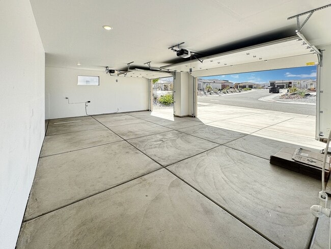 Building Photo - 3011 E Lavatera Dr