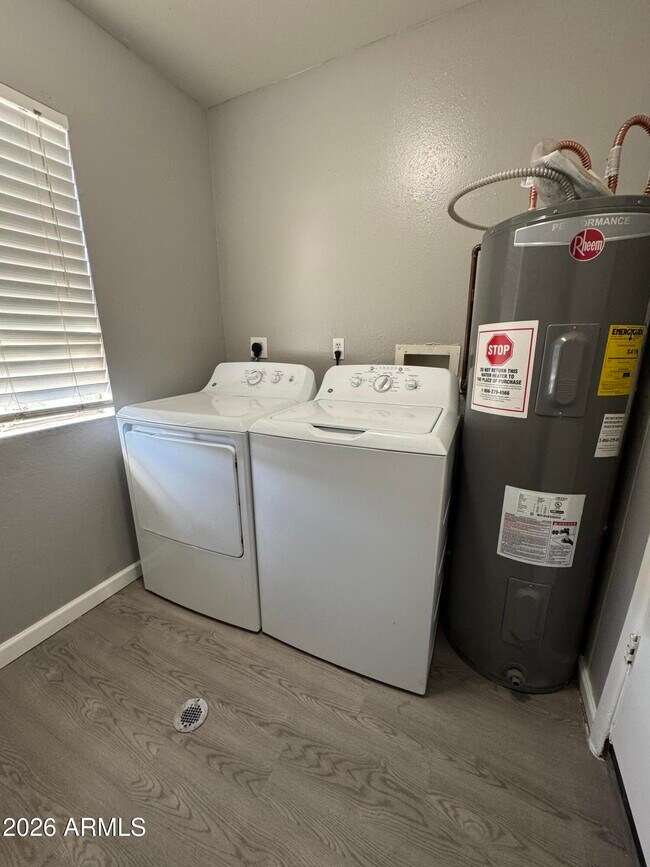 Building Photo - 6527 N 67th Ave