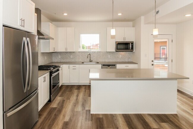 Building Photo - Townhome in Downtown Indianapolis