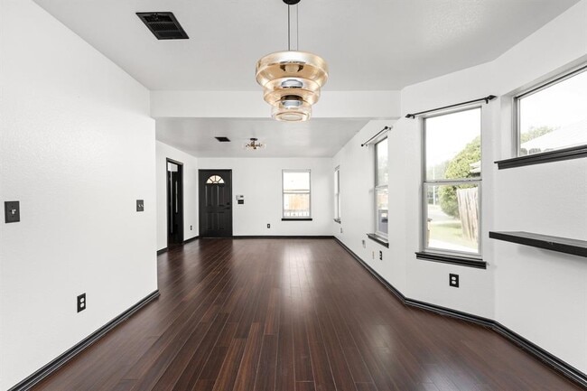 Building Photo - 6908 Villita Cove