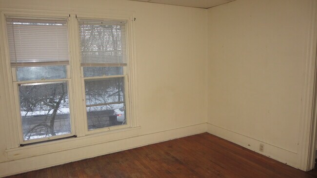 Living room - 231 Bond St