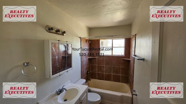 Building Photo - Silverlake Rd & Aviation Rd 3 Bedroom 1 ba...