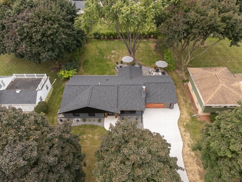 Building Photo - 1095 April Ln