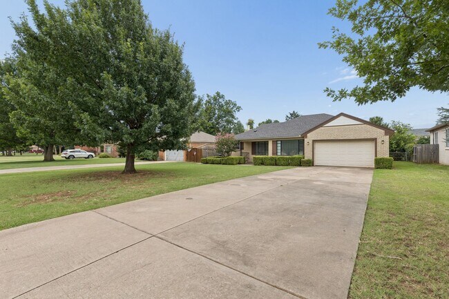 Building Photo - 1108 Larchmont Ln