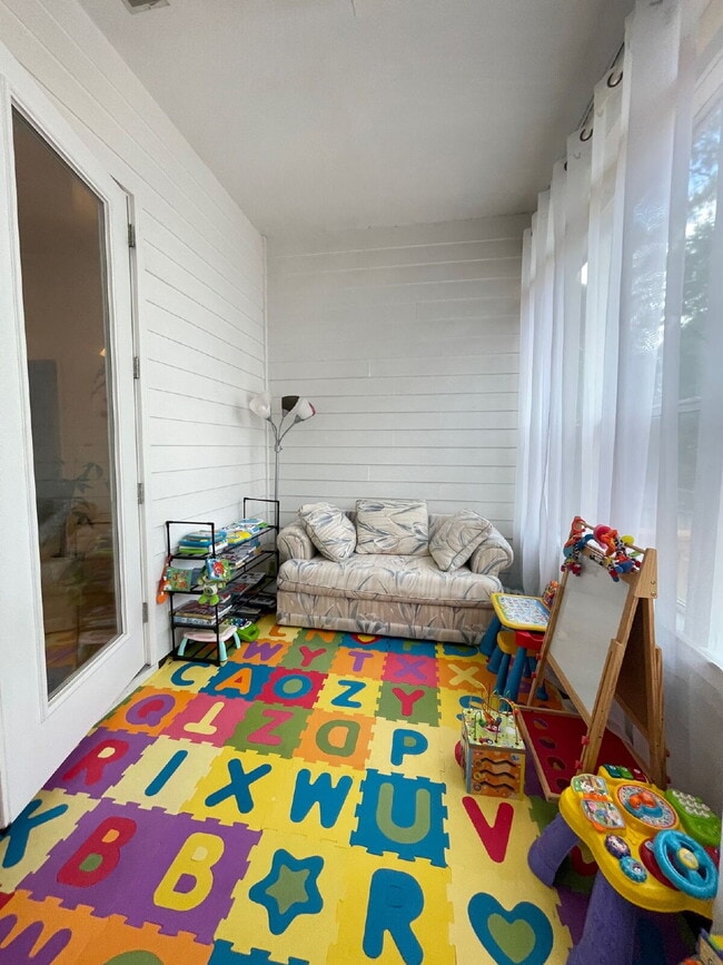 Building Photo - 4Br/2.5Ba Huge home with a sunroom