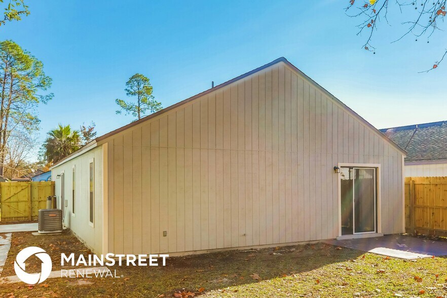 Building Photo - 1852 Manitoba Ct N
