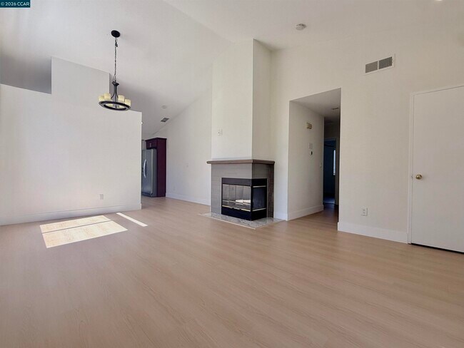 Building Photo - 1746 Highland Cir