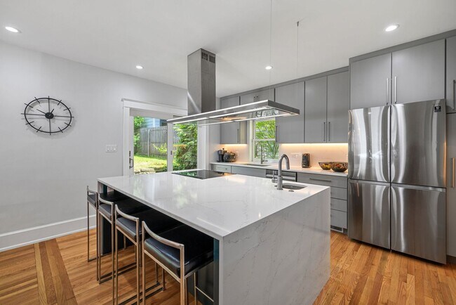 Building Photo - *Beautifully Updated & Spacious 4BD/3.5BA ...