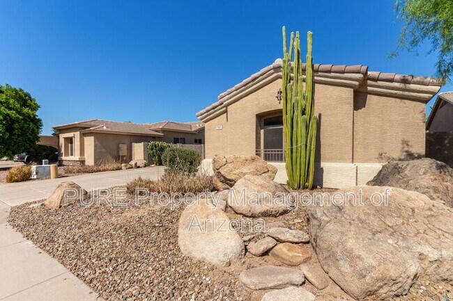 Building Photo - 737 S Sycamore Pl