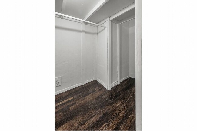 Building Photo - Sunning unit walking distance to shops on Fairfax