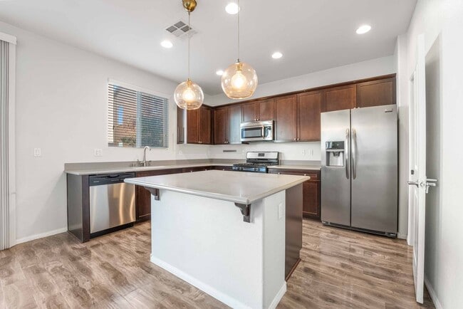 Building Photo - 3 BEDROOM IN HENDERSON WITH COMMUNITY POOL...