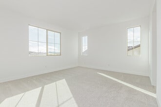 Building Photo - 713 W Longwood Dr