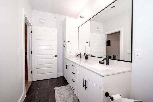 Building Photo - 3101 Govalle Ave