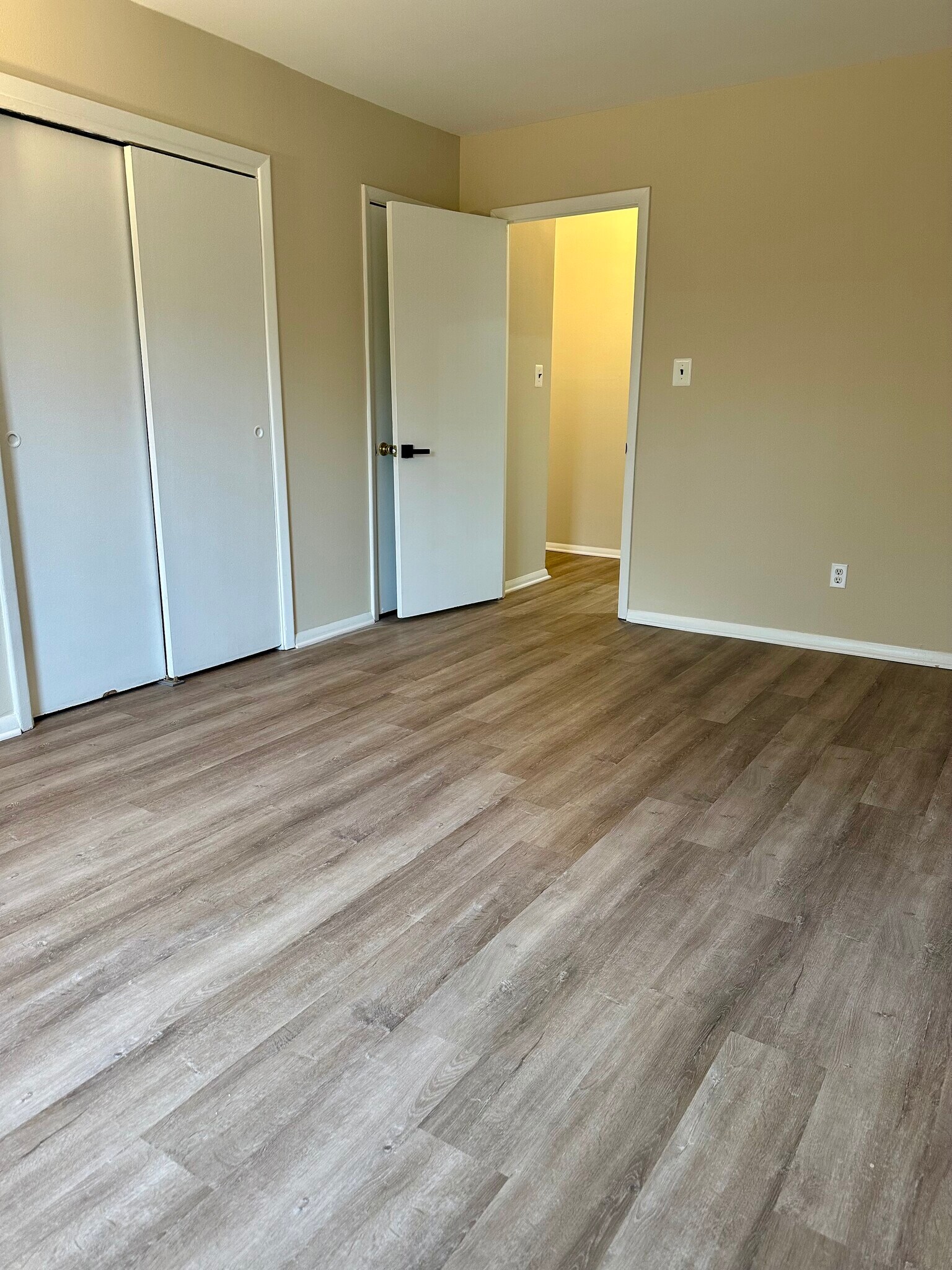 Building Photo - 3945 Lyndhurst Dr