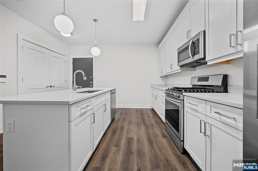 Building Photo - 313 Woodland Pl