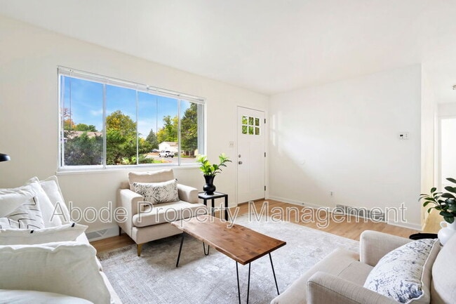 Building Photo - 328 N Roosevelt Ave