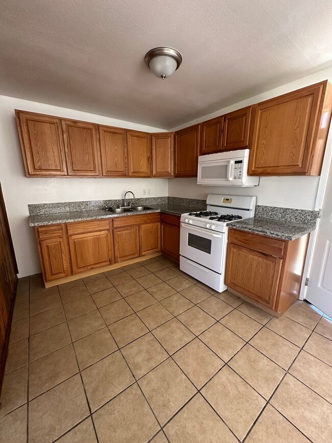 Building Photo - Cozy 2 bedroom home in Joshua Tree