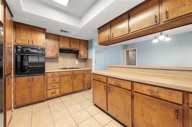 Building Photo - 8506 Mesa Dr